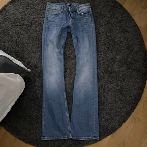 Crocker jeans - Super snygga lågmidjade jeans från crocker🫶passar bra på mig som är 170 och skulle säga att de passar dem som bär 34 eller 36. Dem är i väldigt bra skick❤️‍🔥❤️‍🔥