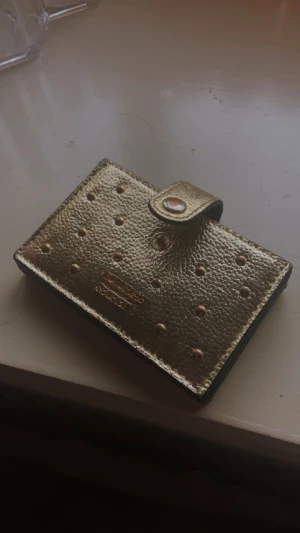 Victoria secret kort hållare  - Skit snygg kort hållare från Victoria secret köpt för 599 säljer för 400 Pris kan diskuteras vid snabb affär! Ny skick knappt andvänt!