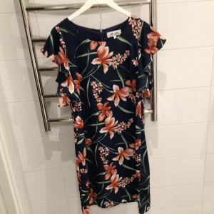 Klänning - Klänning från dry lake🩵🧡🩵🧡 Använd 2ggr. Inga defekter.