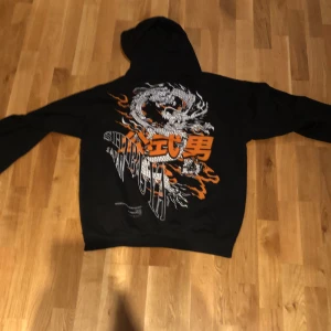 Baggy y2k hoodie - Riktigt fet hoodie med coolt tryck, med baggy passform