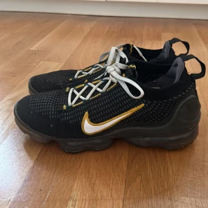 Nike air vapormax 2021 Noir - Säljer för små nike skor där då storleken är 41. Priset kan även diskuteras 