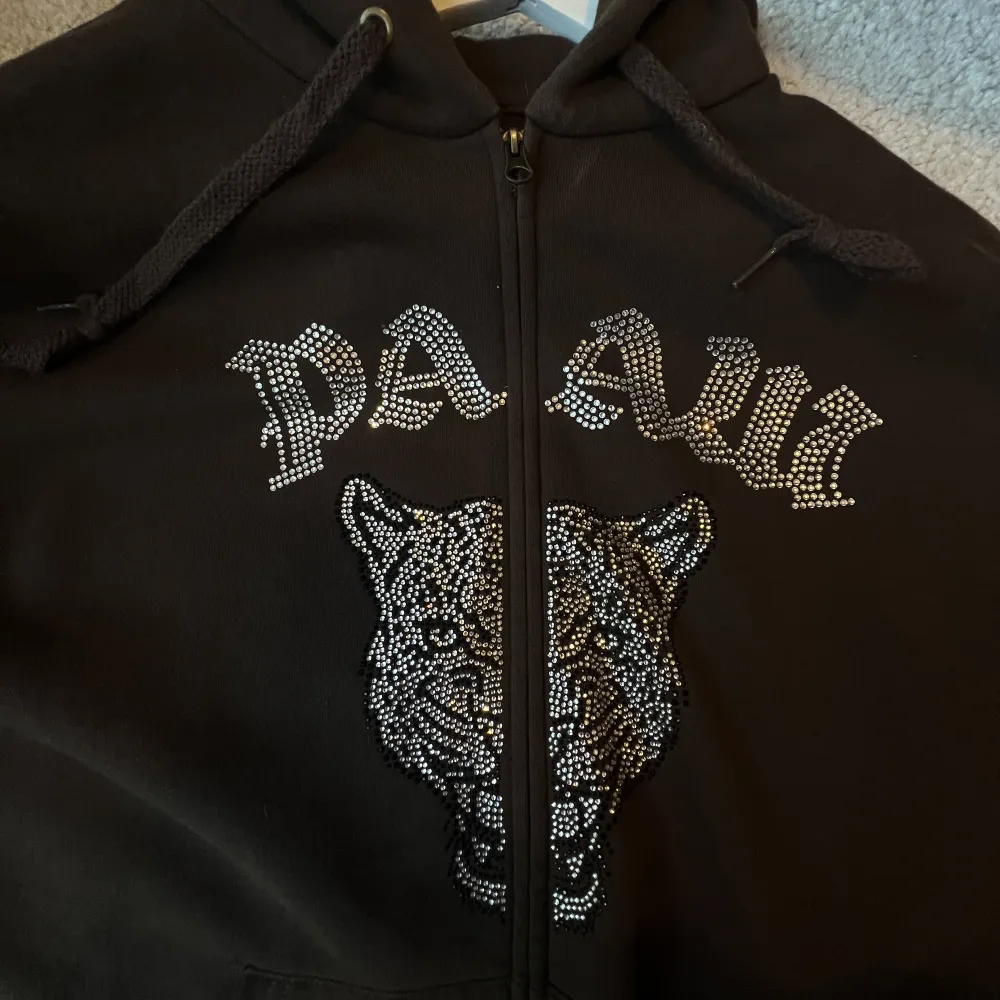 Hoodie köpt från någon på Instagram. Haft i ca 2 år och den är fortfarande i superfint skick. Inga ”diamanter” har lossnat och i en fantastisk fin brun färg.💞 löparen står för frakt. Hoodies.