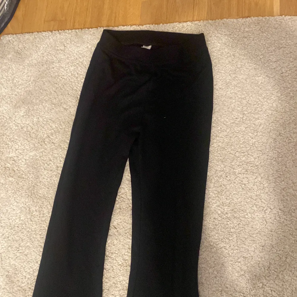 Fina flared leggings från Lindex i storlek 10-12 år, använts få gånger och säljs eftersom jag har växt ur dom. Byxorna är i fint skick och skönt tunnt material. . Jeans & Byxor.