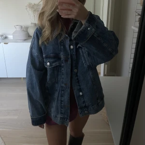 Jeansjacka - Fin höstjacka!! Aldrig använd (endast testad) Så snygg till denna stickade eller närsomhelst!  Nypris: 399kr 
