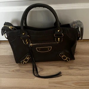 Oanvänd väska  - Fint skick, köpt i Thailand. Aldrig använd. Färgen syns bäst på tredje bilden 