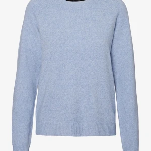 Blå stickad tröja - Säljer denna slutsålda super fina blåa stickade tröja från Veromoda i bra skick, 