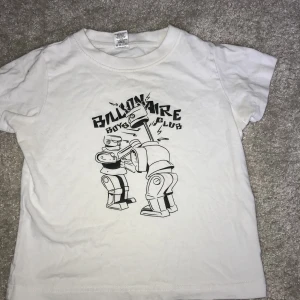 Billionare boys club - T shirt i storlek 98-104 i barn storlek som jag använt som en croptop! 