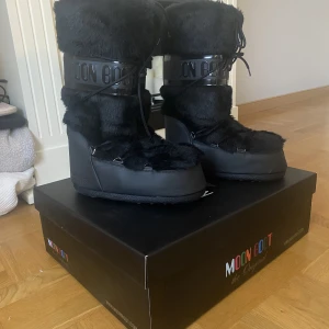 Moon Boot Icon med fejk päls!! - Säljer mina älskade MoonBoots😪 Dessa är så så fina och perfekt till vintern! Nypris är 3250kr. Skorna har inga defekter då jag endast använt de i 1 vecka! Skriv för fler bilder😻