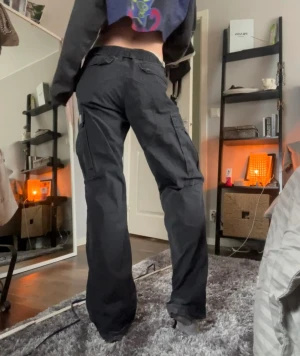 Carhartt Cargo Pant  - Oanvända cargo byxor från Carhartt som kostar 1500kr nya. Storleken 31 motsvarar en oversized 38 som dam, och passar mig som vanligtvis har S
