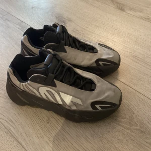 Yeezy Boost 700 MNVN “Metallic” - Säljer dessa skor i fint skick. Tyvärr försvann skokartongen i flytten… 
