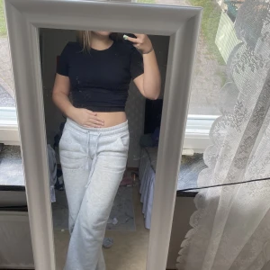 Kort zara topp - Säljer min svarta topp från zara! Den är köpt för nått år sen men använd nån gång bara💕 Säljer pågrund av att den inte används, Stl s o är som en magtröja🩷nypris: ca 250kr