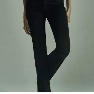 Säljer mina supersnygga lowrised contour jeans från Zara! Bra skick!💖💖