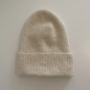 Stickad mössa - Säljer denna jättefina cremefärgade mössan från Lindex. Köptes förra hösten. Använd ett par gånger. Säljer då jag har liknande💗