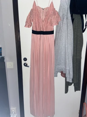 Klänning - Klänning från Rare London som ja endast har testat Säljer eftersom den inte kommer till användning eller passar mig längre💗 Nypris ca 700 Pris går att diskuteras☺️