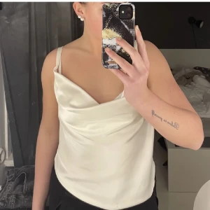 Zara topp - Fin satin topp från Zara. Aldrig använd så helt som ny. Köpt för 369
