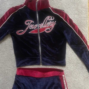 Matchande byxor och tröja - Storlek M passar även S. 