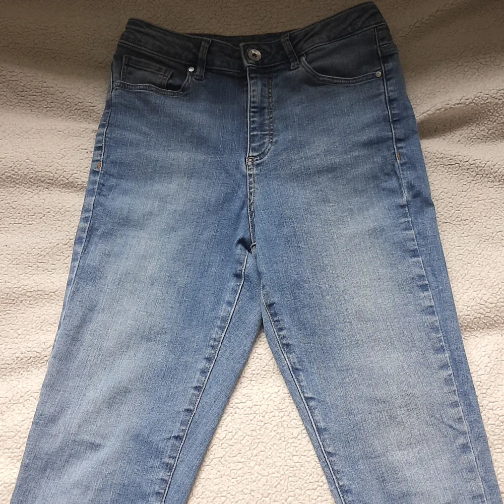 Blåa skinny jeans från vero Moda i jättefint skick. Jeans & Byxor.