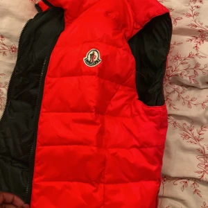 Moncler väst - Monclerväst både män och kvinnor