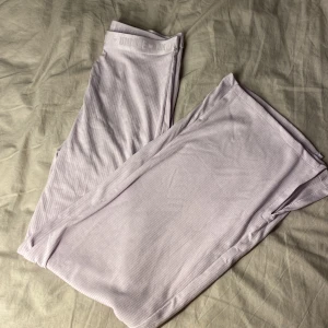  Lila träningsbyxor  - Vanliga lila träningsbyxor,adrig använda och är mjuka.