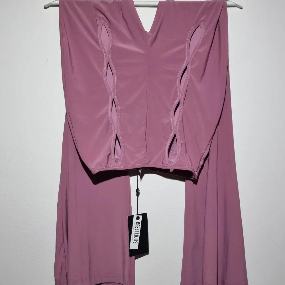 Dusty pink/syrenlila utsvängda leggings med hög midja och hålmönster på framsidan. Unik design i modern bohemisk stil . Jeans & Byxor.