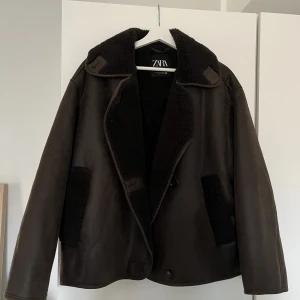 Jacka - Säljer denna supersnygga jacka från Zara då den tyvärr inte kommer till användning. Strl S🤎