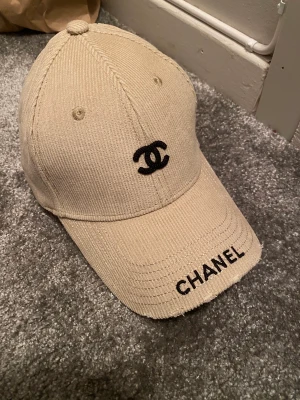 Höst keps - Beige Manchester keps med CC logga , endast provad inomhus, ställbar bak för olika strl 