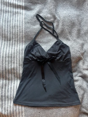 Topp med rosett - Halterneck-topp med rosett, knyts i nacken, perfekt till både vardags och fest!💋🤩Står storlek XL men skulle säga att det snarare är M, jag har XS-S men den sitter lite lösare på mig.