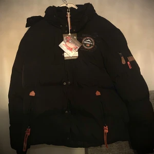 Helt ny vinterjacka. - Hejsan! Säljer en helt ny vinterjacka, prislapp är kvar, den är inte använd alls, nypris 800kr så säljer den för lite billigare, skön jacka👍🏼 skickar bara via instabox😊