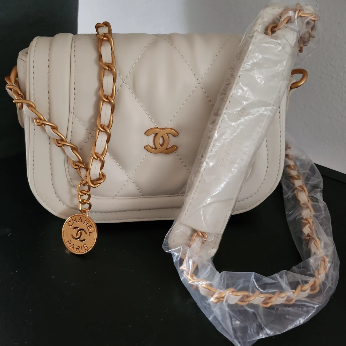 Beige cc ( ej äkta) 