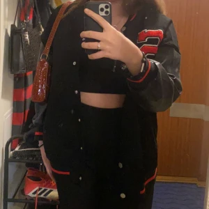 Kofta  - Säljer denna fina kofta köpt från Shein, passar med allt!! 