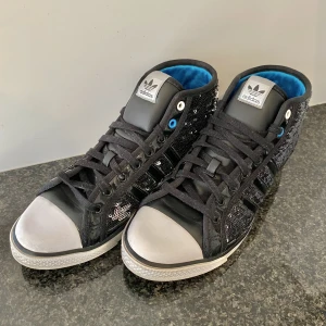 adidas Originals by Originals Jeremy Scott JS Sequin Sneakers - Säljer mina adidas Jeremy Scott! Lite andvädna i bra skick, modellen går inte att köpa längre🤍Liknande begagnade ligger på +1300