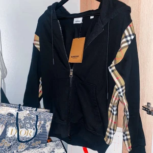 Burberry kofta - Burberry kofta storlek S. Nyskick. Tyvärr finns det inget kvitto. Det går att bevisa att tröjan är äkta. Priset kan sänkas vid snabb affär. 