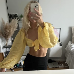 Gul topp - En gul topp med volang ärm. Skit snygg men sitter inte så bra på mig som jag hade önskat. Använd 1 gång.