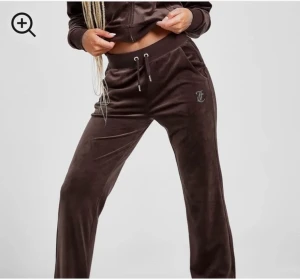 Bruna juciy  - Säljer ett par bruna juciy med text på har också tröjan om någon är intresserad av hela settet eller bara separat, storleken är M men jag är en S annars❤️och priset kan diskuteras