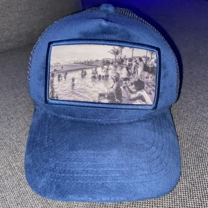 Emilio Pendenza Keps Blå - Knappt använd Emilio Pendenza Keps, anpassningsbar och svin snygg. Inget som är trasigt eller smutsigt alls! För mer info, pm!