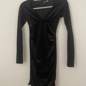 Glittrig klänning  - Använd en gång på julafton för 2 år sen, som ny