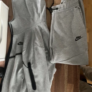 Nike Tech - Grå Nike tech överdel i XS och underdel i S - bra skick och väl använd. Pris kan diskuteras mer vid köp