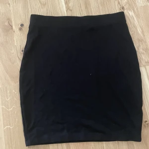 Kjol - Simpel svart kjol jag bara testat, passade inte mig