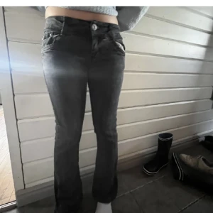 LOW WAIST JEANS💙 - Skitsnygga mörkgrå low Waist jeans från ONLY!!💙  Dom är i jättefint skick, nästintill oanvända! Stl 34/42! Bootcut/straight💙 Köparen står för frakt🚚 Kan mötas upp i Uppsala!💓 
