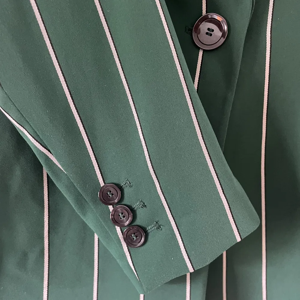 Grön kavaj med vita ränder 💚🤍  Kavajen är ”grönare” och aningen ljusare i verkligheten   Extra knappar finns till kavajen.. Kostymer.