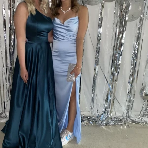 Balklänning Nelly - Balklänning i satin från Nelly, använd en gång, strl 34, 650kr+frakt💖 klänningen är uppsydd, passar mig(161cm med 8cm klack). Liten noppra på bröstet samt några små på framsidan. Syns ej på avstånd! Måttet från axeln ner till golvet är 143cm🩷