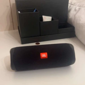 JBL flip 5 - En JBL flip 5 högtalare som funkar utmärkt, ljud bra osv man får med laddare till den. Priset kan sänkas vid snabb affär