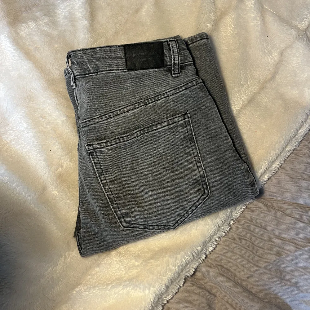 Jätte fina långa, gråa bootcut jeans från Gina Tricot, nästan som nyskick (Använda cirka 10ggr)💗Skulle rekommendera dessa till dig som har storlek 34/36💕💘💗(nypris 499kr). Jeans & Byxor.