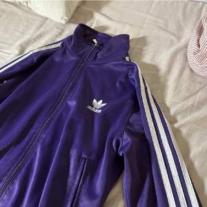 En lilla Adidas kofta i storlek S/M men passar också XS.💕