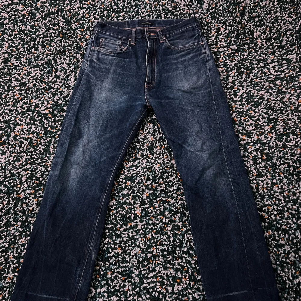 feta bape jeans från 2000. extremt sällsynta och i bra skick. går för 3500 nya. Storlek S men är mer som ett par M. själv är jag 180cm lång och dom passar bra. hör av dig om du har mer frågor.. Jeans & Byxor.