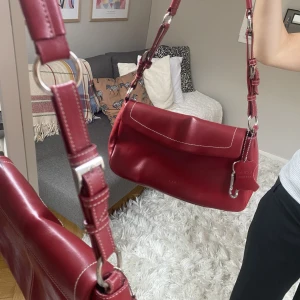 Väska - Röd superfin väska från L.Credi. Köpt second hand men i fint skick! 