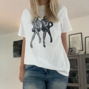 In print we trust T-shirt  - Super fin T-shirt, köpte tyvärr för stor storlek o försår inte hur man lämna tillbaka. 365 exkl. frakt 💗