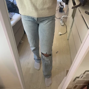 Jeans - Säljer dessa zara jeans (gjort hålet själv) då de inte kommer till användning. (Jag är 166)