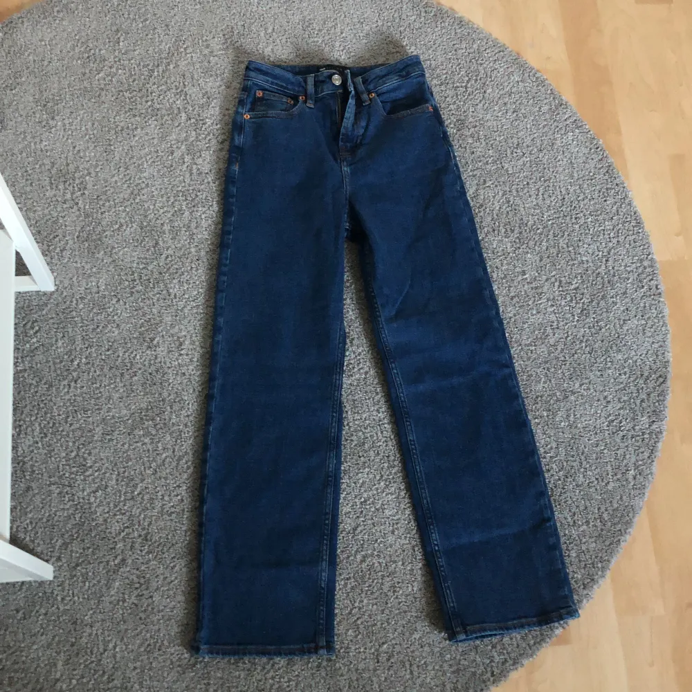 Säljer ett par mörkblåa jeans från asos design. Aldrig använt bara testat. Tyvär var dom förkorta för mig. . Jeans & Byxor.