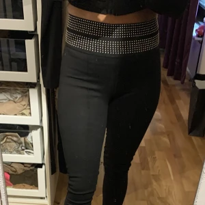 Zara byxor  - Korsett byxa.  Super snygga tjockare leggings byxor. Använda två gånger  Storlek xs 